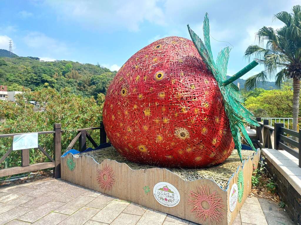 吊橋旁的巨大草莓意象(圖片來源：臺北市政府工務局大地工程處)