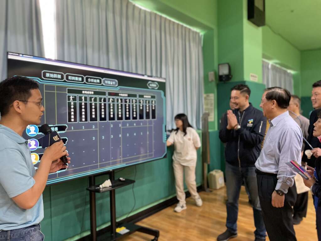 臺北市文山運動中心引進智能羽球場，透過智慧科技記錄球員揮拍軌跡、速度、殺球次數等運動表現，以數據提升使用者表現再精進。(圖片來源：臺北市政府體育局)