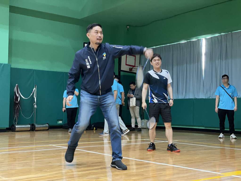 臺北市政府體育局王泓翔局長下場體驗智能羽球場。(圖片來源：臺北市政府體育局)