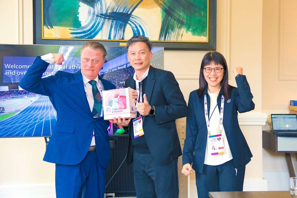 雙北世壯運執行委員會辦公室主任張勝傑與教育部體育署國際組許秀玲組長率團赴英國伯明罕參加「國際賽會活動主辦單位協會年會」，並致贈吉祥物及宣傳品予IAEH會長 Mr. Perttu Pesä。(圖片來源：臺北市政府體育局)