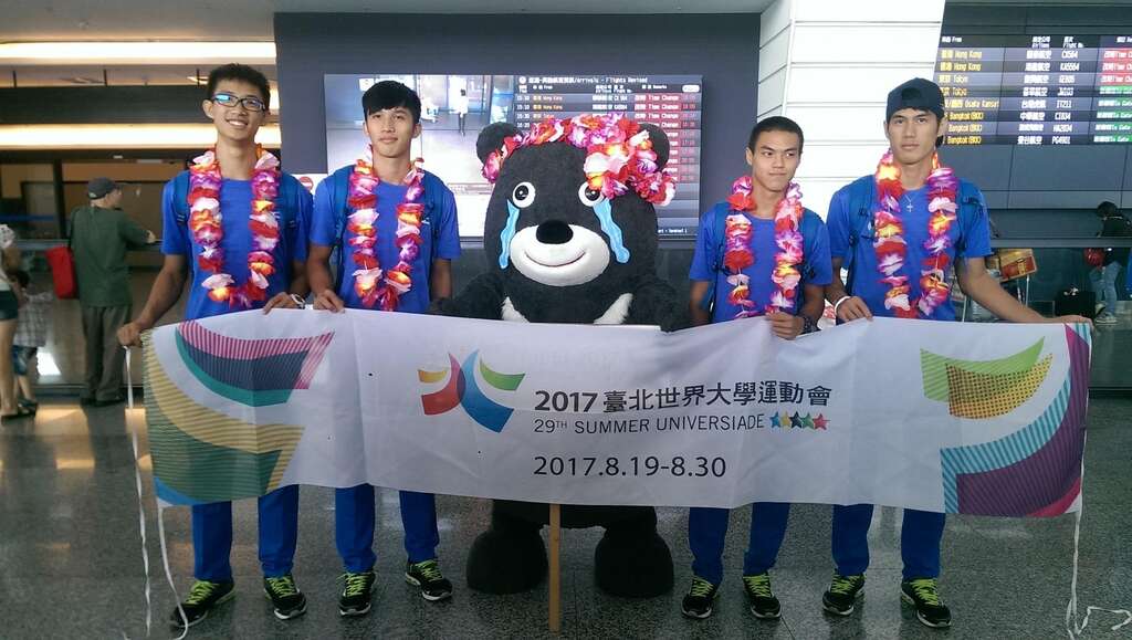 世大運熊讚_感動落淚機場接風金牌選手，沈郁森（左起）、劉兆軒、葉守博、楊俊瀚