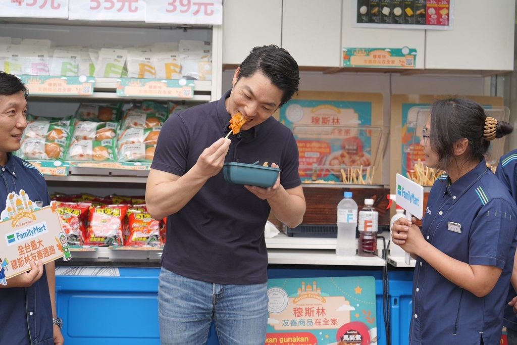 市長蔣萬安參觀「FamiMobi智慧零售車」並試吃「南洋酸辣燙」料理「馬尚煮」。(圖片來源：臺北市政府觀光傳播局)