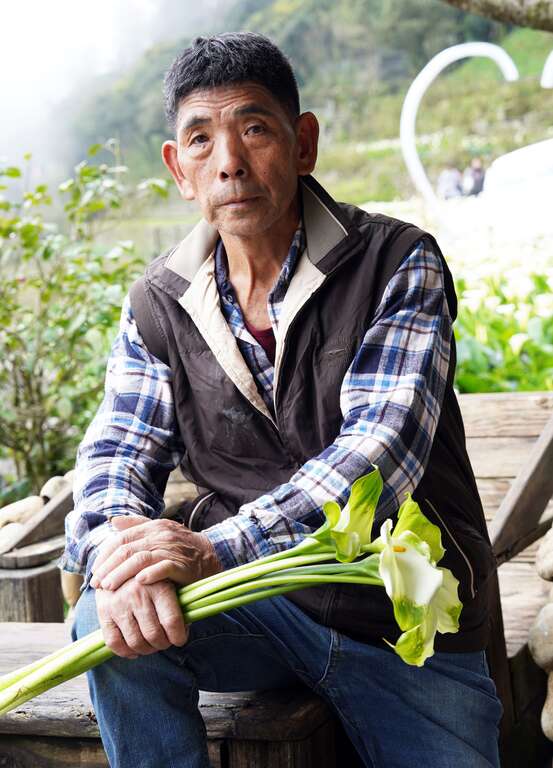 王財欽在花田中結合老練的木工技藝，農園處處充滿美感巧思(圖片來源：臺北市政府產業發展局)