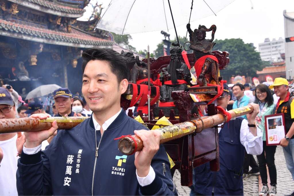 扶轎前，蔣萬安在廖武治董事長的陪同下，誠心誠意向保生大帝合十禮拜，祈求保生大帝護佑臺灣風調雨順、國泰民安，隨後展開遶境活動(圖片來源：臺北市政府秘書處媒體事務組)