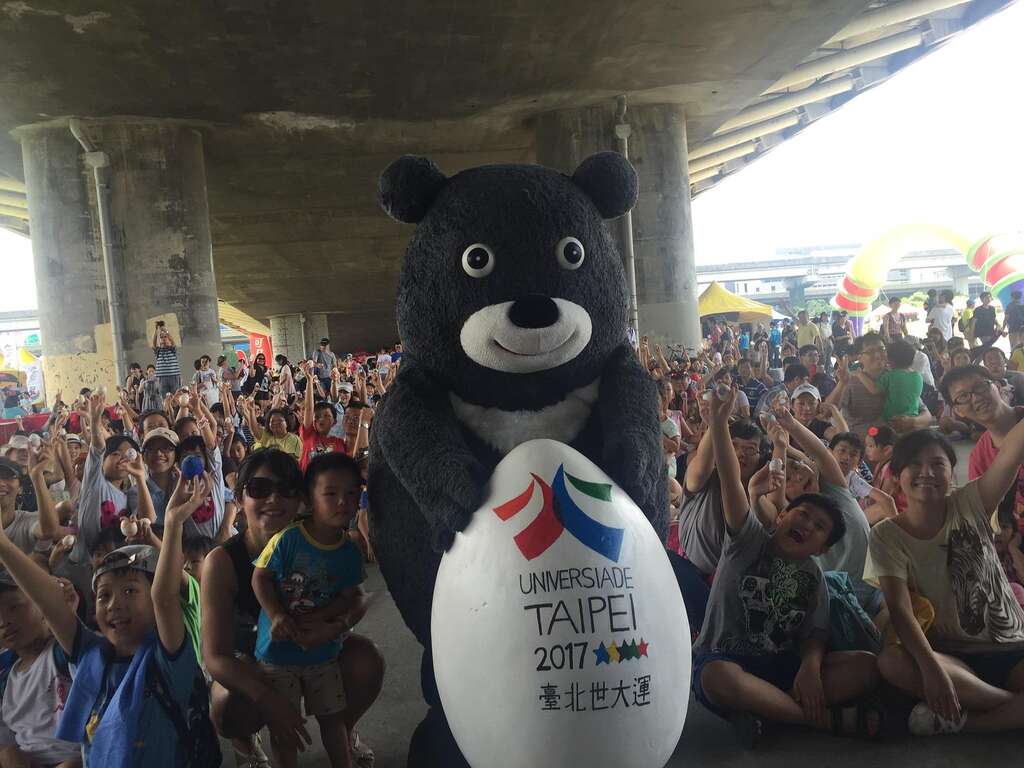 2017臺北世大運熊讚與現場大小朋友一同在端午佳節立蛋