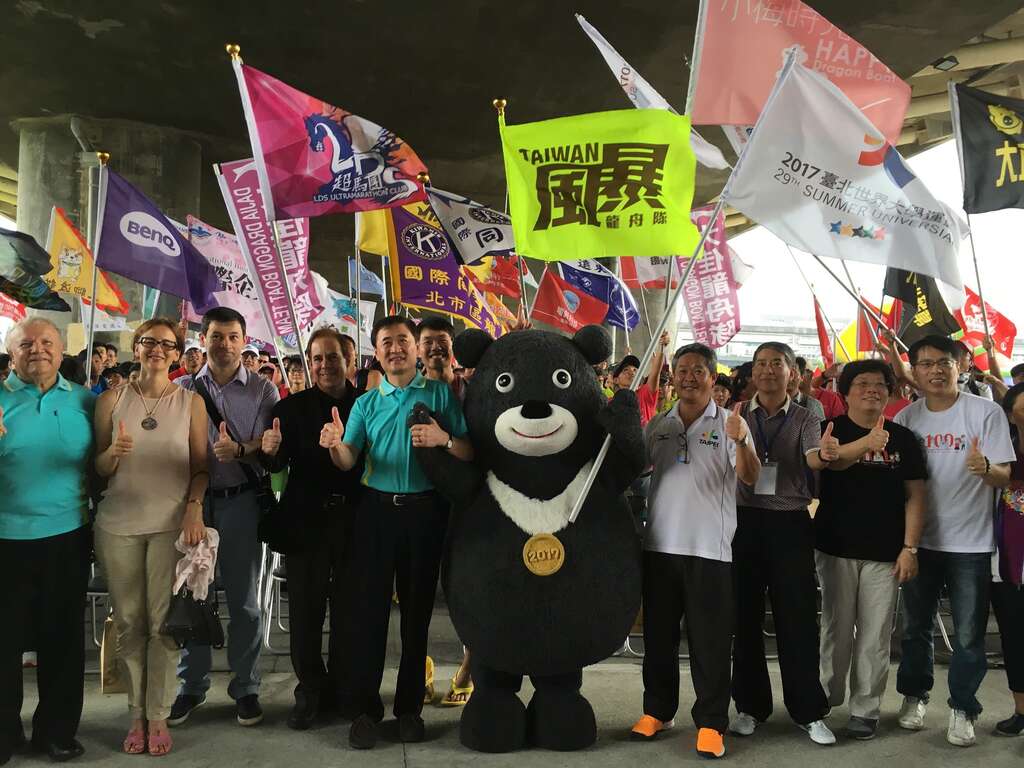 副市長陳景峻及體育局洪局長、熊讚帶頭揮旗擊鼓，全場鼓聲雷動展開一連三天的端午慶典