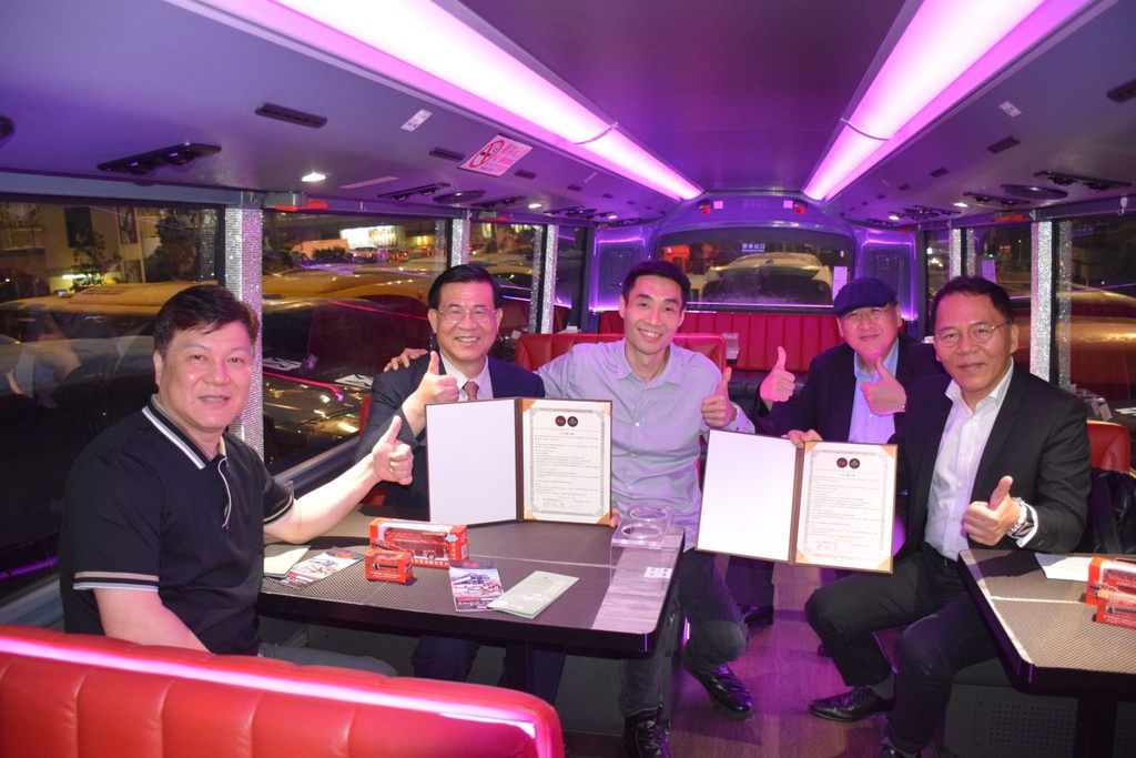 台北市双层餐车与香港水晶巴士签署合作ＭＯＵ共同推动城市精致旅游(图片来源：台北市政府观光传播局)