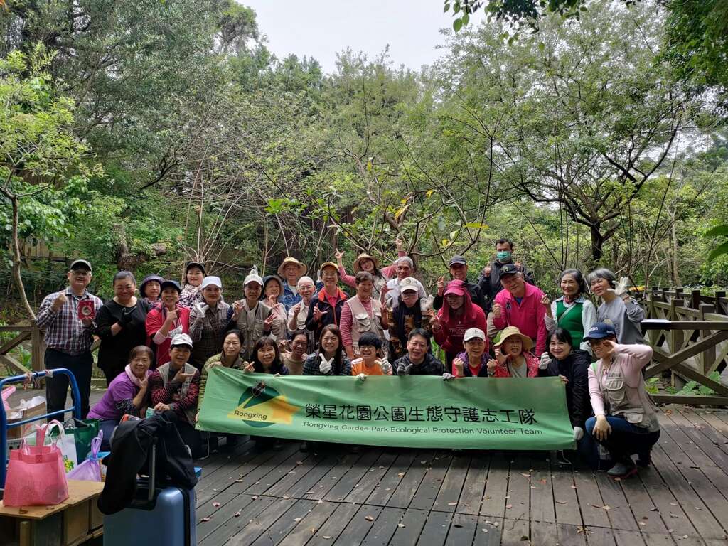 赏萤季筹备期间，志工夥伴们都很踊跃参与每月工作日，下生态池清除淤泥及外来种。(图片来源：台北市政府工务局公园路灯工程管理处)