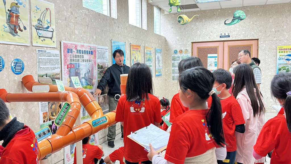 迪化污水处理厂讲师说明家户後巷接管位置及附加价值(图片来源：台北市政府工务局卫生下水道工程处)