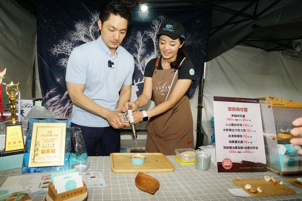 店家教導蔣萬安市長如何烤烤布蕾(圖片來源：臺北市政府秘書處媒體事務組)