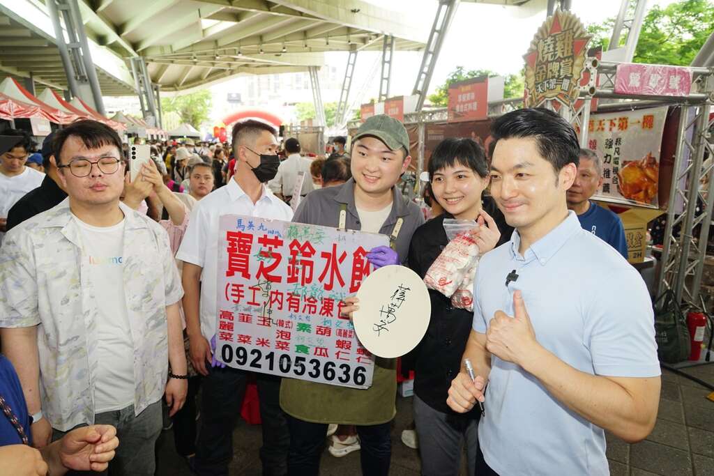 蒋万安在会後逐一参观各摊位，向各个摊商老板致意(图片来源：台北市政府秘书处媒体事务组)