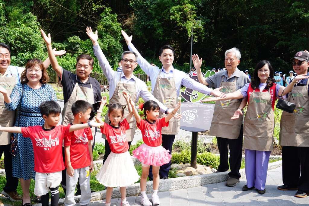 蒋万安为北市象山田园基地开箱，希望大家都可以来到这片绿地好好地走走逛逛，认识很多的台湾原生植物。(图片来源：台北市政府秘书处媒体事务组)