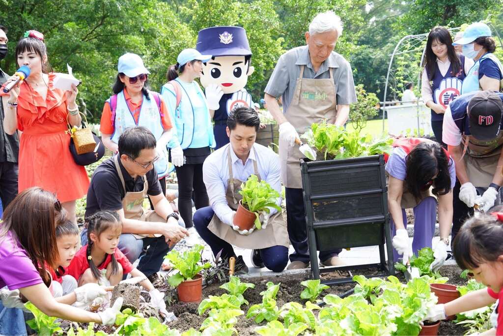 蒋万安与黄大洲前市长一同参与活动(图片来源：台北市政府秘书处媒体事务组)