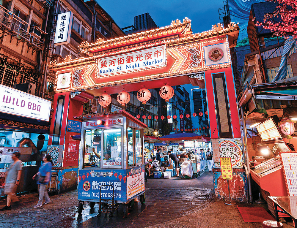 饒河街觀光夜市是老饕必訪美食勝地。