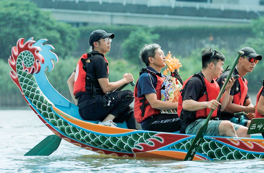城隍爷乘坐龙舟巡游淡水河。（图／台北霞海城隍庙）
