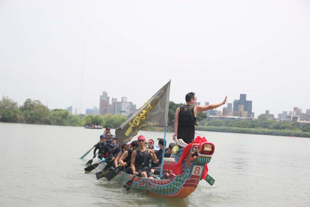 龙舟队下水暖身，为「2024台北国际龙舟锦标赛」揭开序幕。(图片来源：台北市政府体育局)