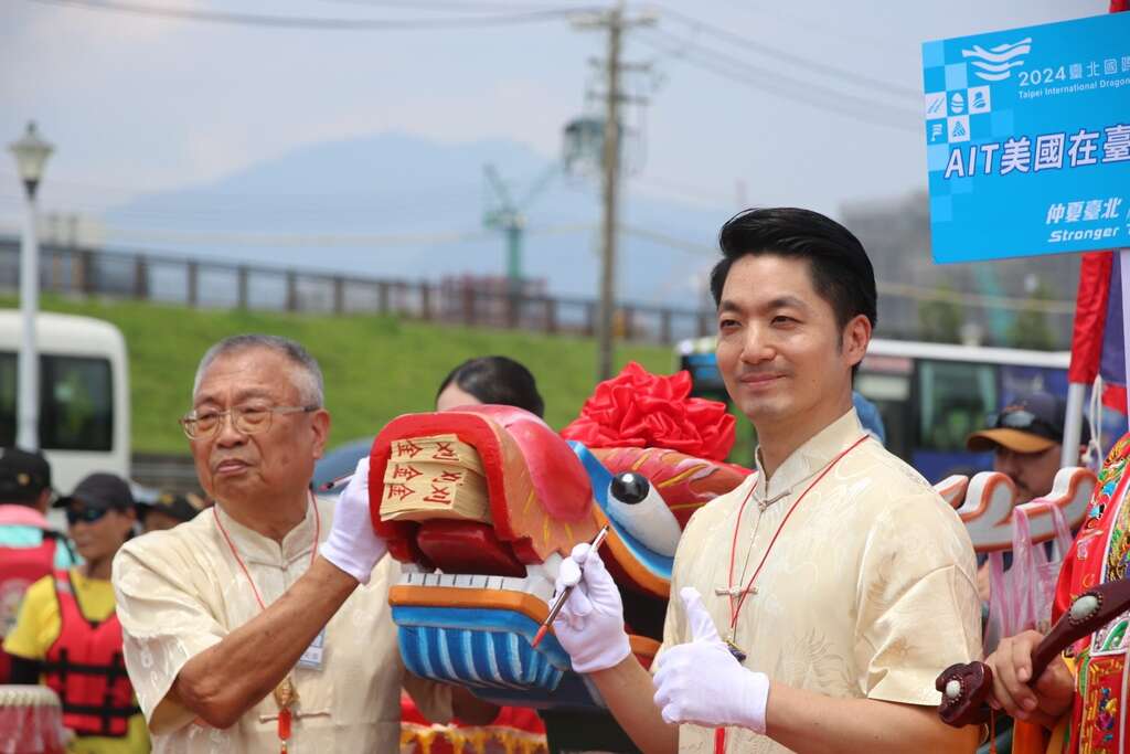台北市蒋万安市长担任主祭官，为龙舟点睛祈福，希望6月8至10日登场的「2024台北国际龙舟锦标赛」圆满顺利。(图片来源：台北市政府体育局)