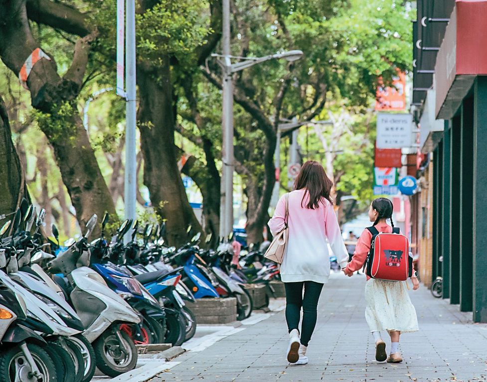 台北市政府透过挖设机车停车弯，避免人车争道。（图／台北市交通局）