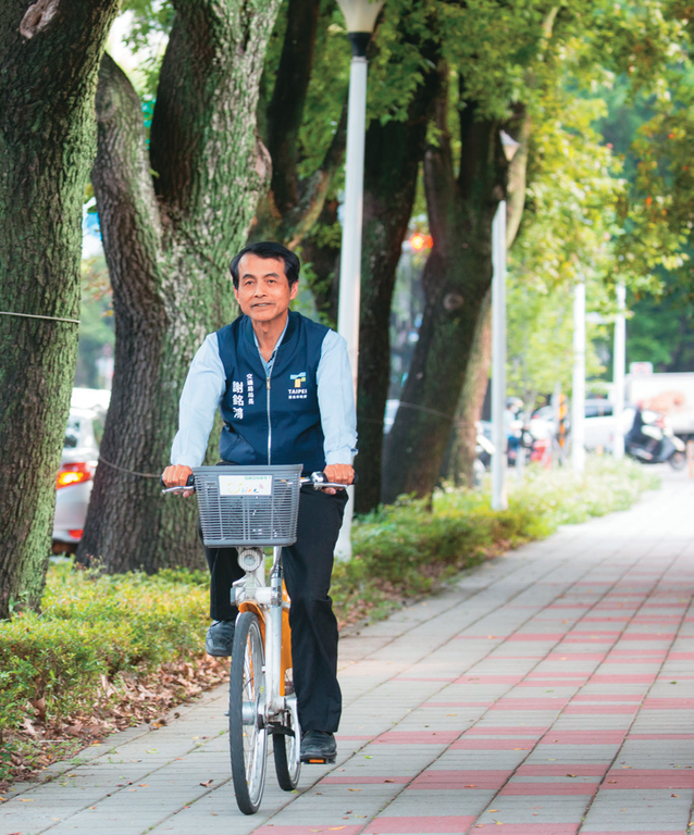 台北市交通局长谢铭鸿於「人车共道」的人行道骑乘自行车。（摄影／林炜凯）