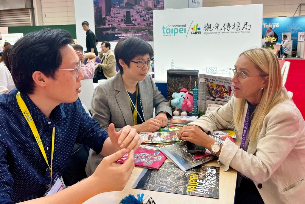 国际买家至台北摊位了解台北会展资源(图片来源：台北市政府观光传播局)