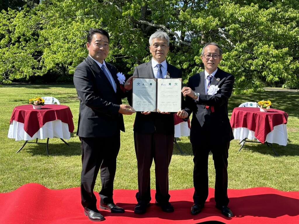台北捷运公司、远州铁道株式会社及天龙滨名湖铁道株式会社，三方共同签订友好协定缔结书，未来将努力促进三方观光及公司业务的发展。(图片来源：台北大众捷运股份有限公司)