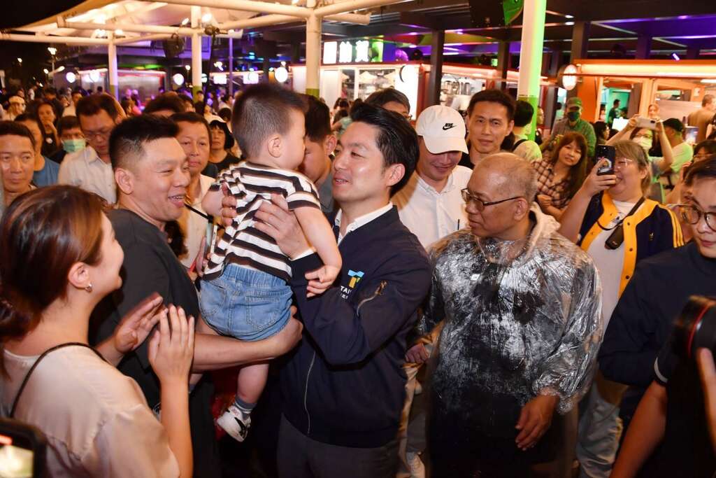 蒋万安说，看到许许多多的市民朋友共襄盛举，他非常的开心，希望大家好好的体验一下，市府用心规划的关渡码头货柜市集(图片来源台北市政府秘书处媒体事务组)