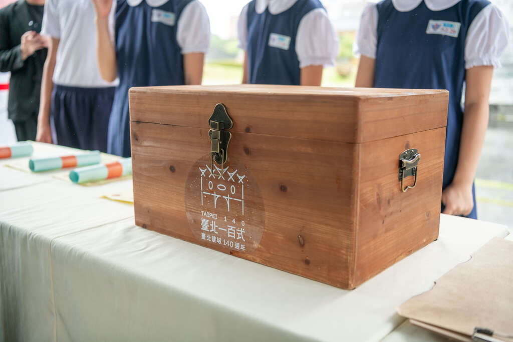 「祈福时光盒」将於北门修复工程上梁仪式当日，妥善保存於北门二楼，期待下次北门修复工程时，再次开启时光盒。(图片来源：台北市政府文化局)