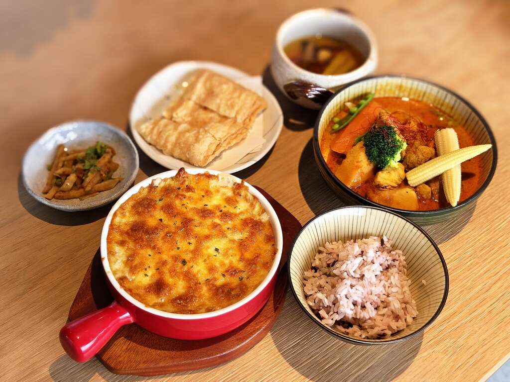 绿竹笋特色料理-竹笋焗烤饭、南洋辣咖哩(图片来源：台北市政府产业发展局)