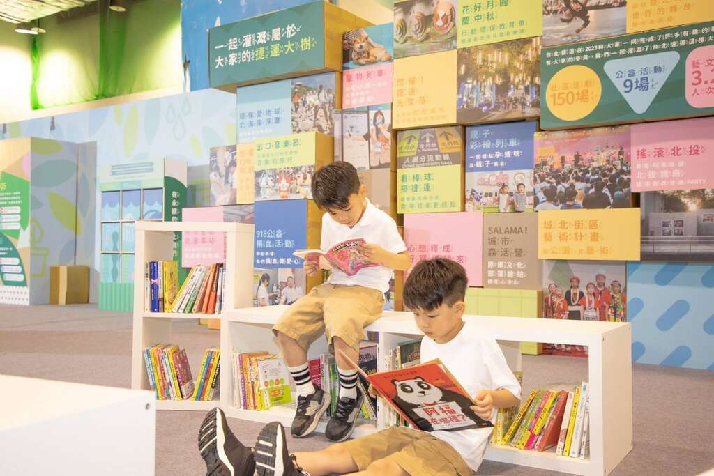 学童於永续展中阅读书籍(图片来源：台北大众捷运股份有限公司)