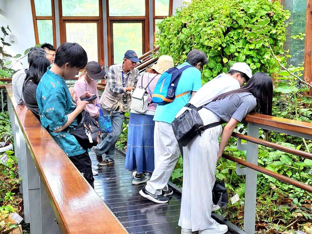 志工老師用風趣又淺顯易懂的方式介紹植物。(圖片來源：臺北市政府工務局公園路燈工程管理處)