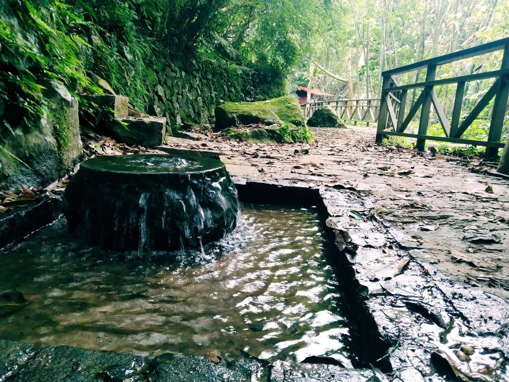 古圳饮水思源意象石钵(图片来源：台北市政府工务局大地工程处)