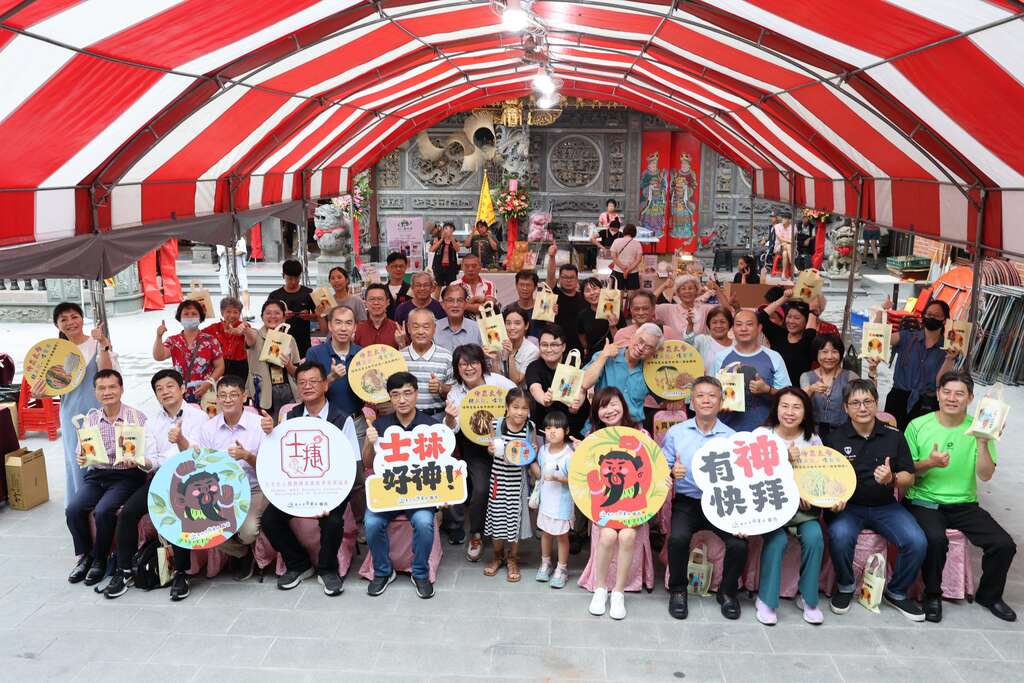 参与贵宾及民众手持活动意象及Q版药童环保提袋合影留念(图片来源：台北市商业处)