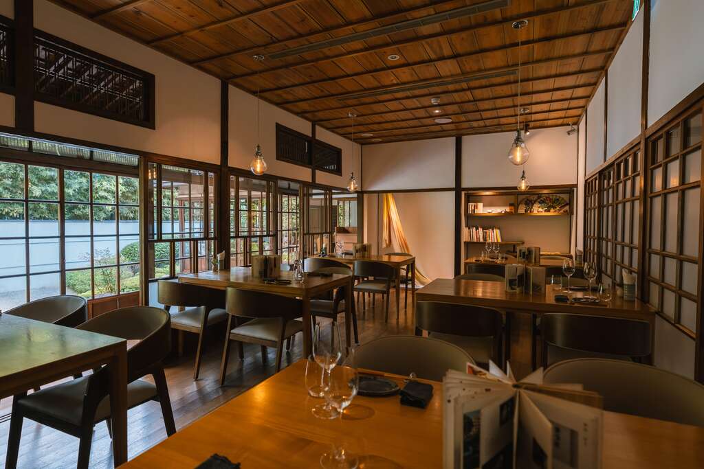 在新旧交融的建筑里，客席区除了是宾客品尝季节时令的地方，也会不定时举办多元活动与工作坊。(图片来源：台北市政府文化局)