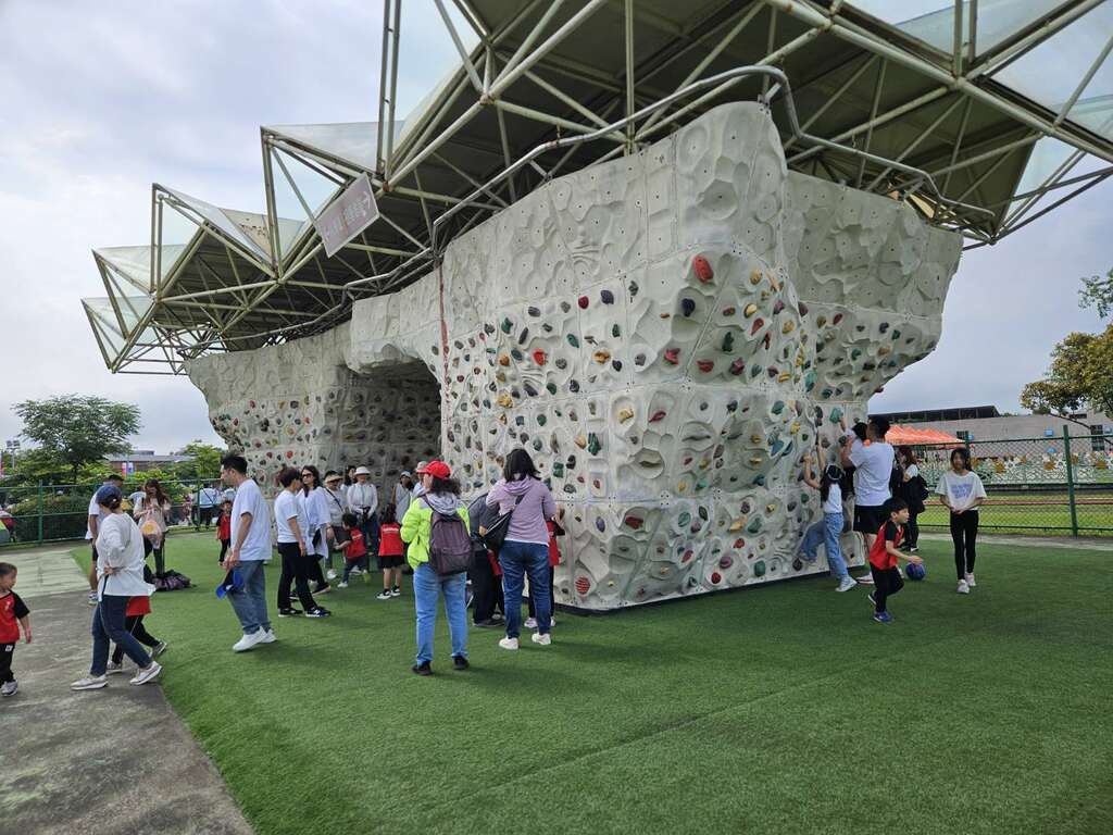 内湖运动公园攀岩场极具特色的攀岩场(图片来源：台北市政府工务局卫生下水道工程处)