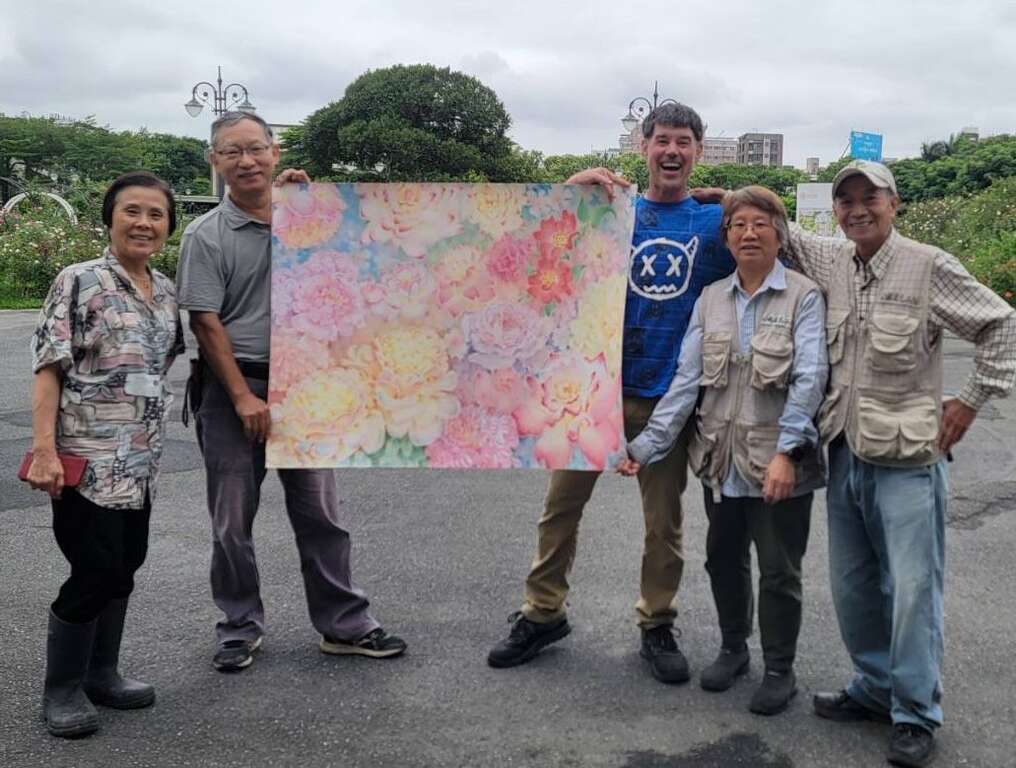 外籍畫家Kevin肯定臺北玫瑰園是世界最美的花園。(圖片來源：臺北市政府工務局公園路燈工程管理處)