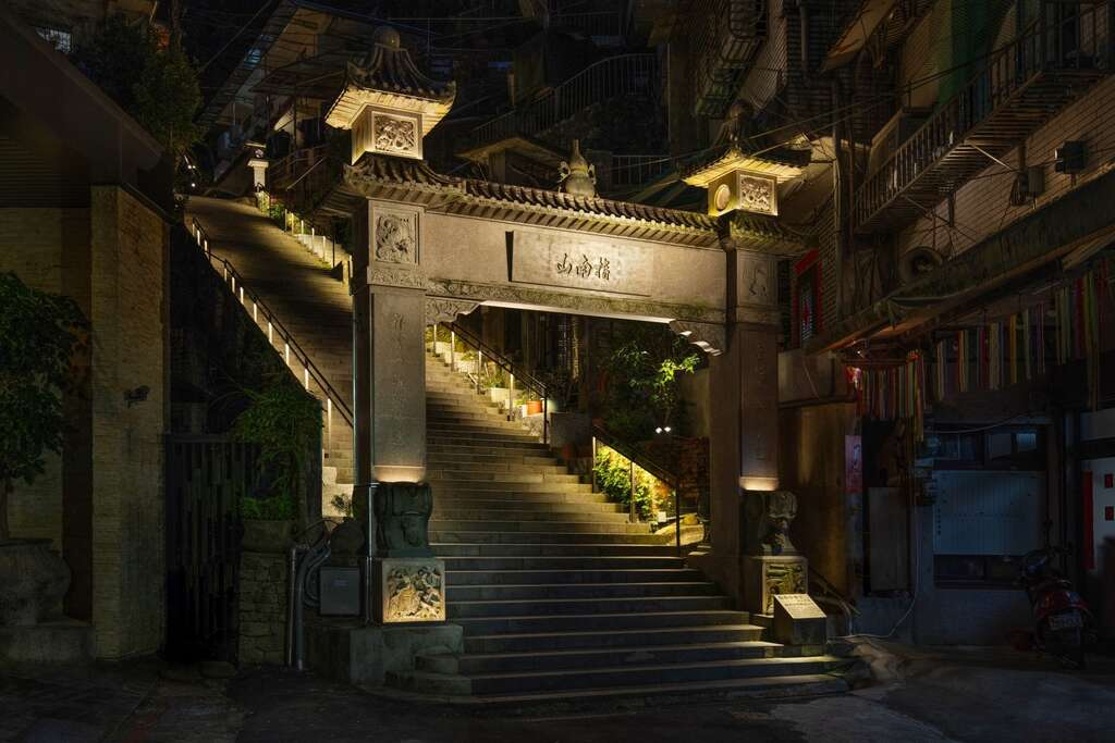 竹柏参道入口牌坊(图片来源：台北市政府工务局公园路灯工程管理处)