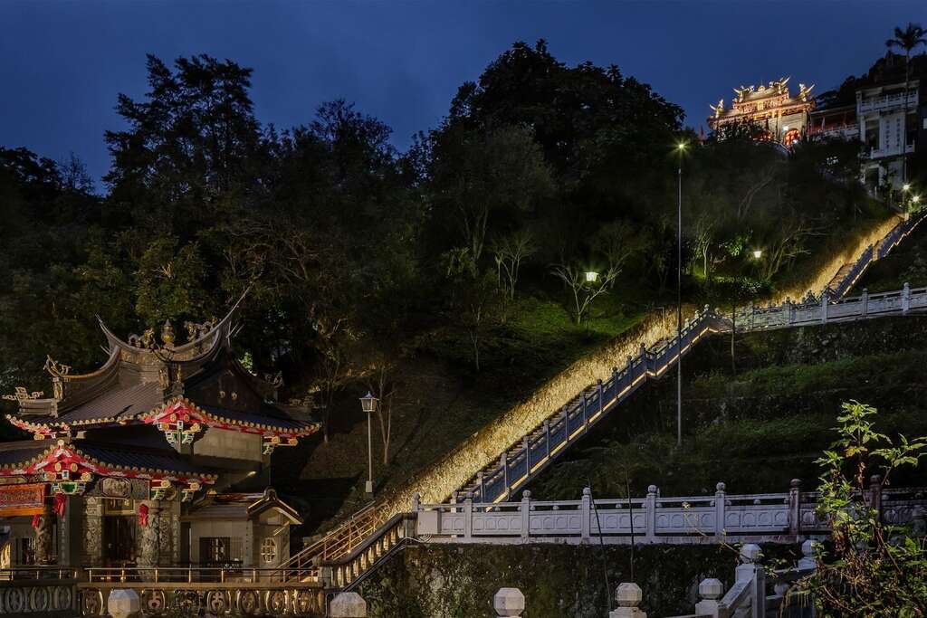 终点为指南宫的竹柏参道，是台北大纵走最轻松的步道(图片来源：台北市政府工务局公园路灯工程管理处)