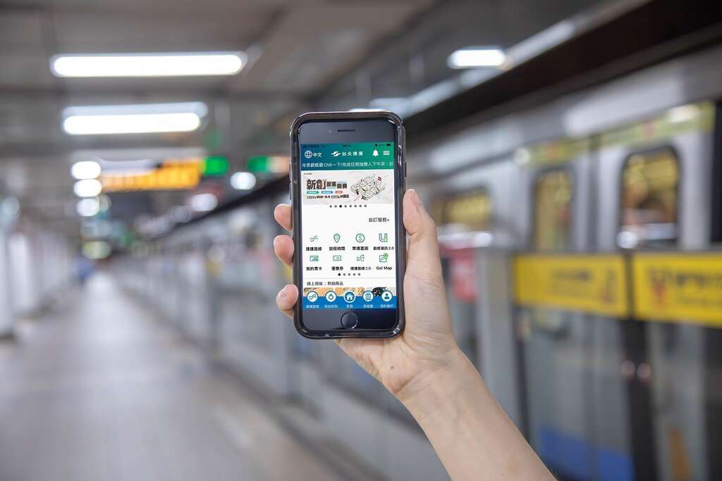 隨時透過手機App頁面，查詢搭車相關資訊，像是旅遊票、路線及班距、路網圖與車站資訊(圖片來源：臺北大眾捷運股份有限公司)