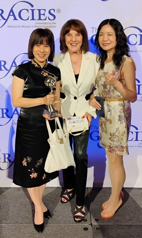 主持人刘马利(左)与台北电台李佩味副台长(右)与本届终身成就奖得主Suzyn Waldman合影，其2022年刚登上广播名人堂(图片来源：台北市政府观光传播局)