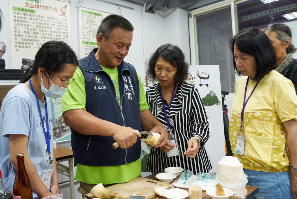 周良富里长除了公开酱笋秘方，还传授轻松拨笋壳的诀窍。(图片来源：台北市政府观光传播局)