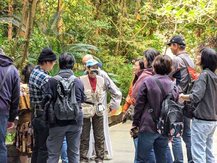 民眾可於臺北典藏植物園官網預約免費專業志工導覽。(圖片來源：臺北市政府工務局公園路燈工程管理處)
