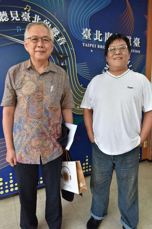 马超彦秘书长（左）与上班族放轻松主持人秦浩（右）合影