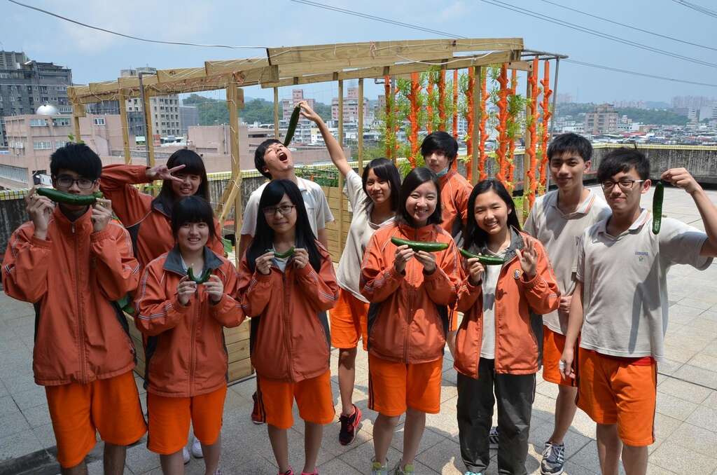 南湖高中學生採收小黃瓜、空心菜、小蕃茄等蔬果，也讓老師及家人分享喜悅。（圖／台北市教育局提供）
