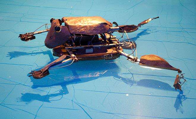金屬藝術家費洛盧爾在《沒有水的海底世界》互動展覽裡，以回收廢五金手工打造出科幻的海洋水族。（圖／台北市文化基金會提供）