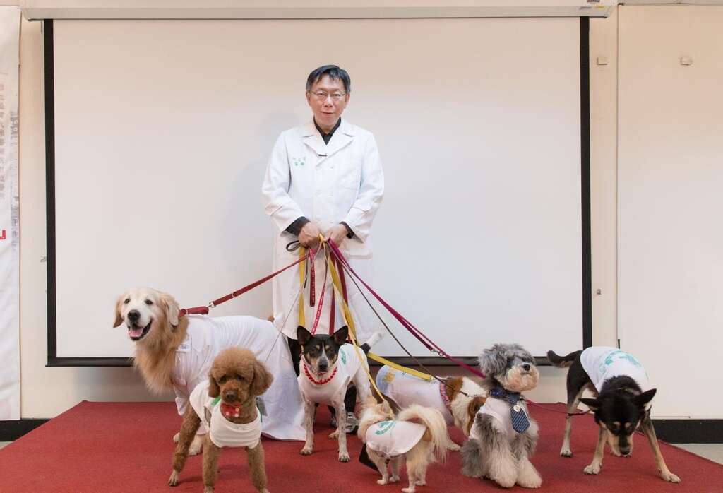 台北市市長柯文哲與8位狗醫生合拍宣傳影片，表達對「流浪毛小孩摘星計畫」的支持。（圖／台北市動物保護處提供）