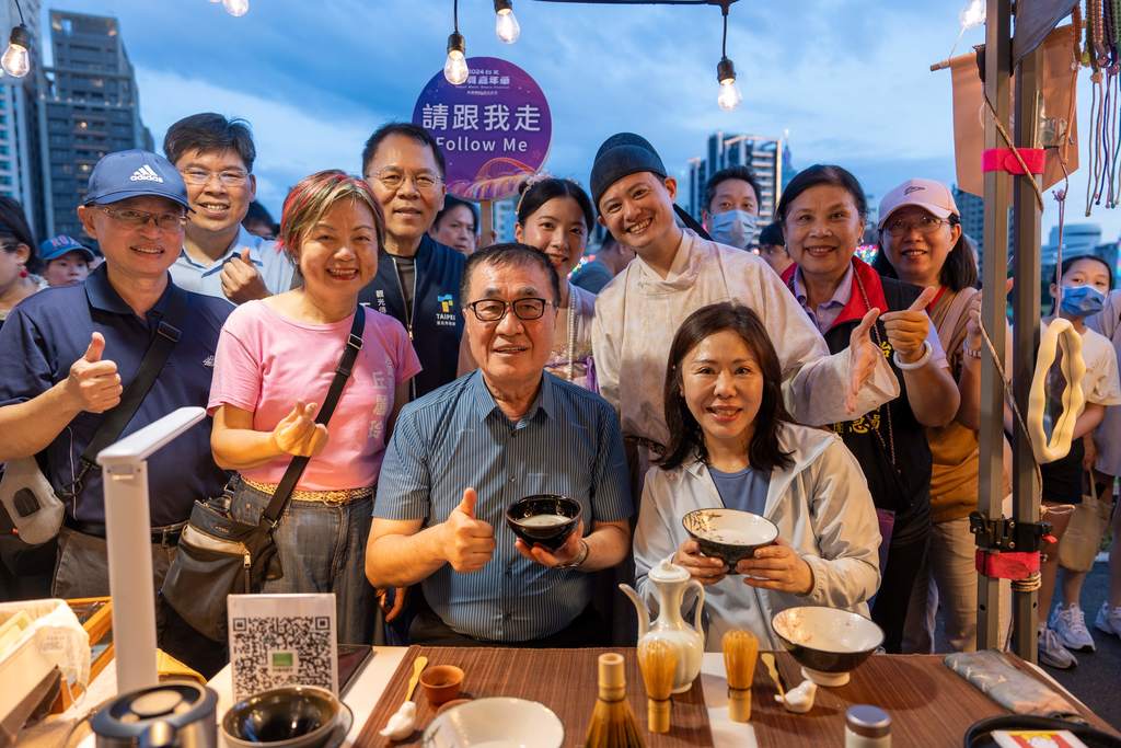台北市副市长李四川走逛文创市集，感受现场热闹气氛(图片来源：台北市政府观光传播局)
