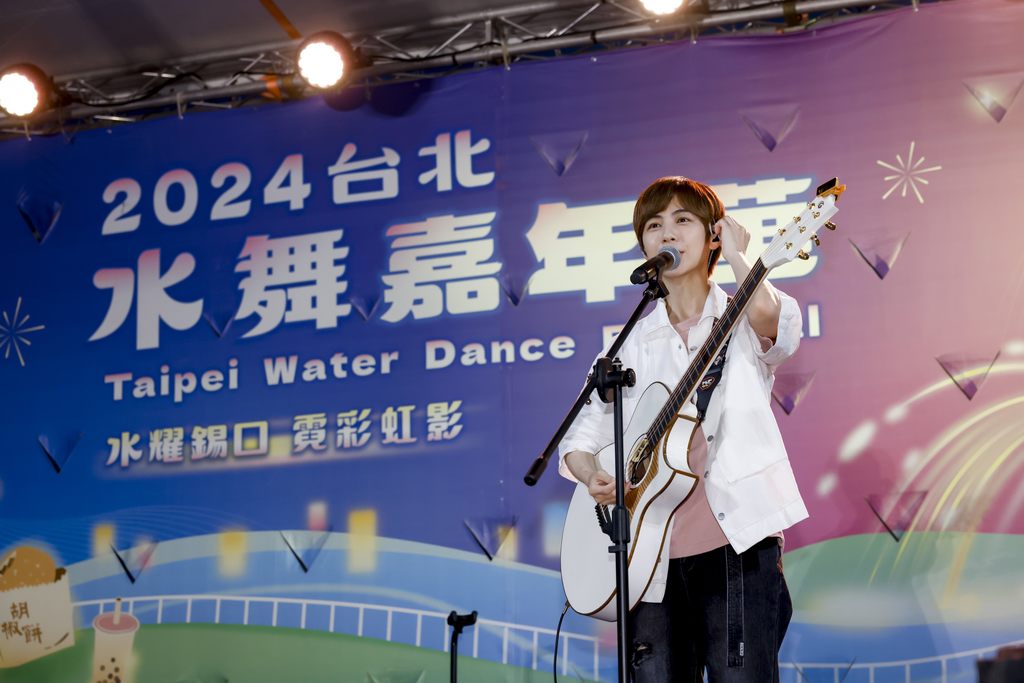 魏嘉莹自弹自唱，现场观众听得如痴如醉(图片来源：台北市政府观光传播局)