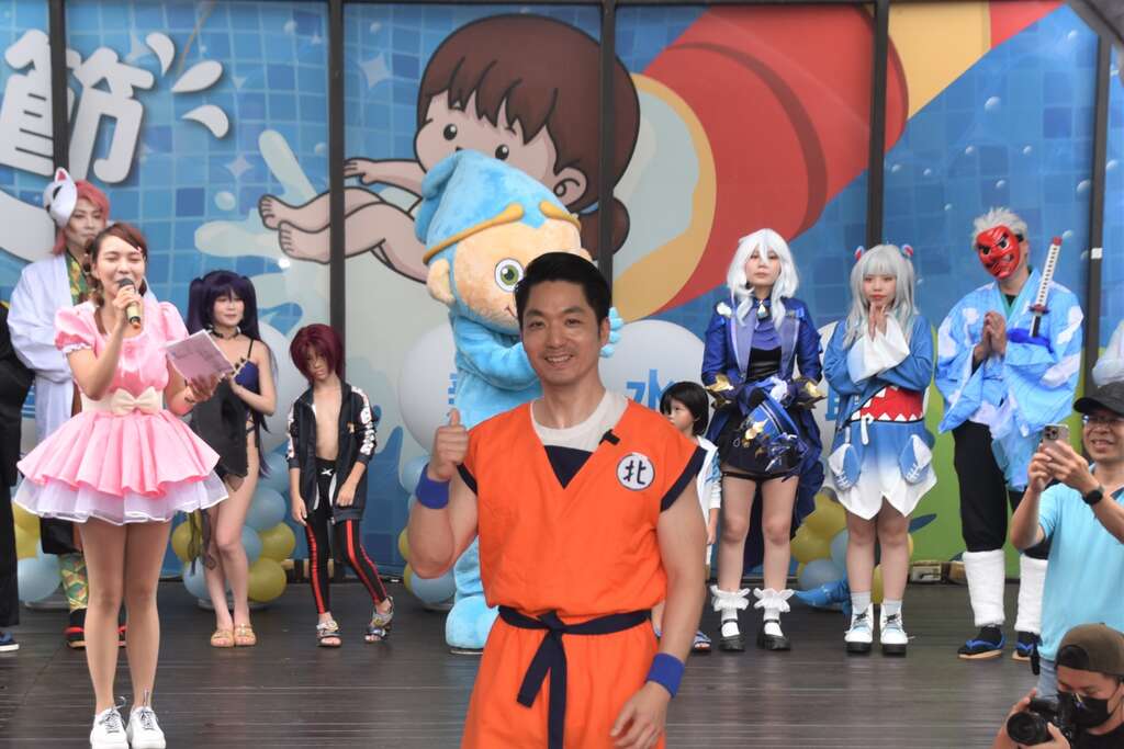蒋万安市长化身七龙珠悟空与COSER、水悟空联袂走秀(图片来源：台北自来水事业处)