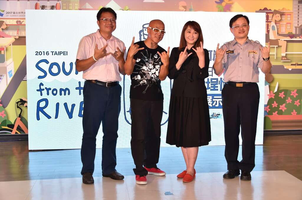 (右起)交大莊祐銓組長、觀傳局長簡余晏、台灣音協理事長朱劍輝、永豐煙火何展昇合影