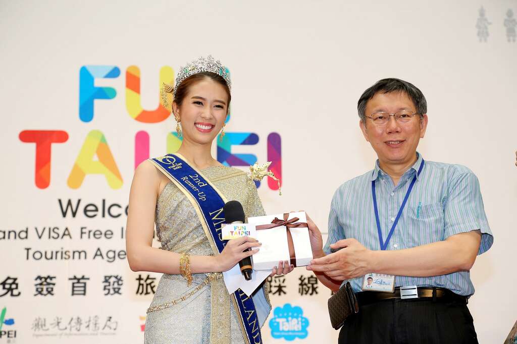 市长柯文哲为欢迎泰国旅客，现场向泰国小姐陈泰莉学泰文问候语